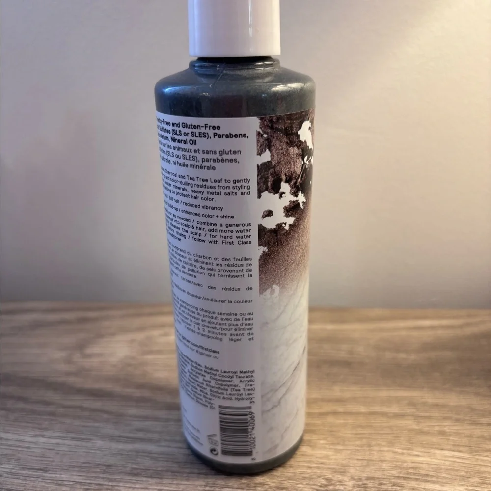 IGK First Class Detoxifying Charcoal Shampoo - Picture 5 of 5